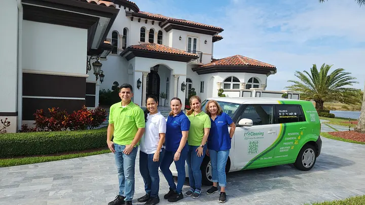 Equipo de NG Solutions frente a una casa
