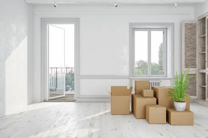 Habitación vacía con cajas